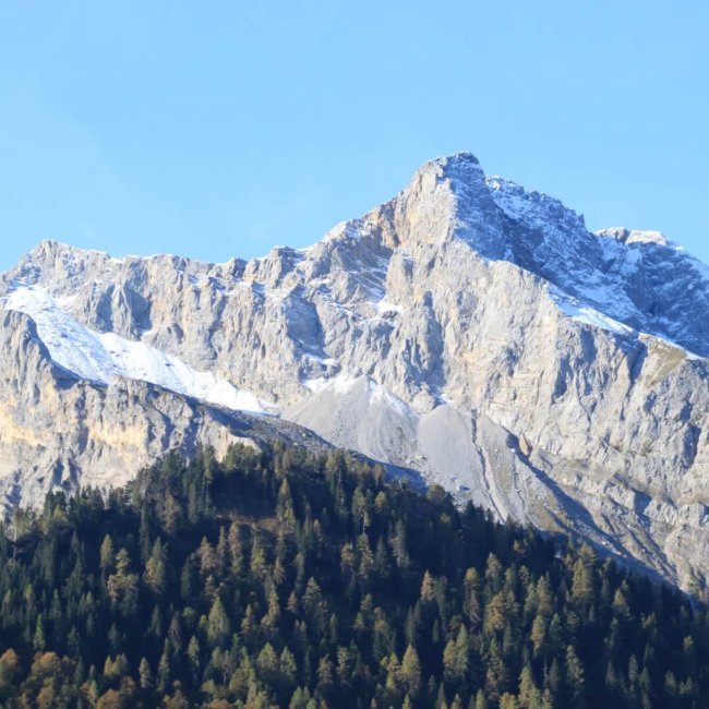 montagna di Sauris su cielo azzurro